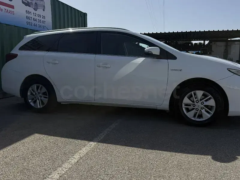 Usado Toyota Auris Hybrid Active 136 CV (100 kW) 2015 Blanco Familiar