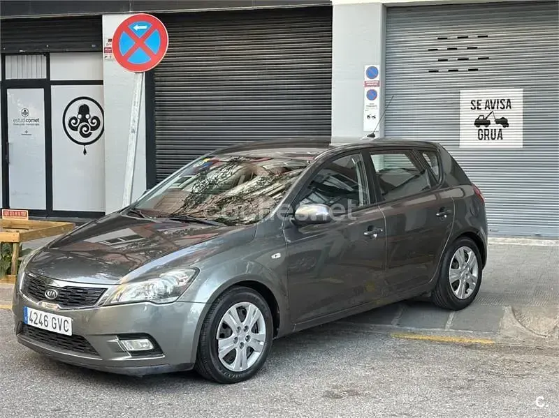 Usado Kia Ceed 90 CV (66 kW) 2010 Gris / plata Utilitario