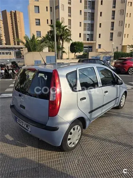 Usado Mitsubishi Colt Inform 75 CV (55 kW) 2007 Azul Monovolumen