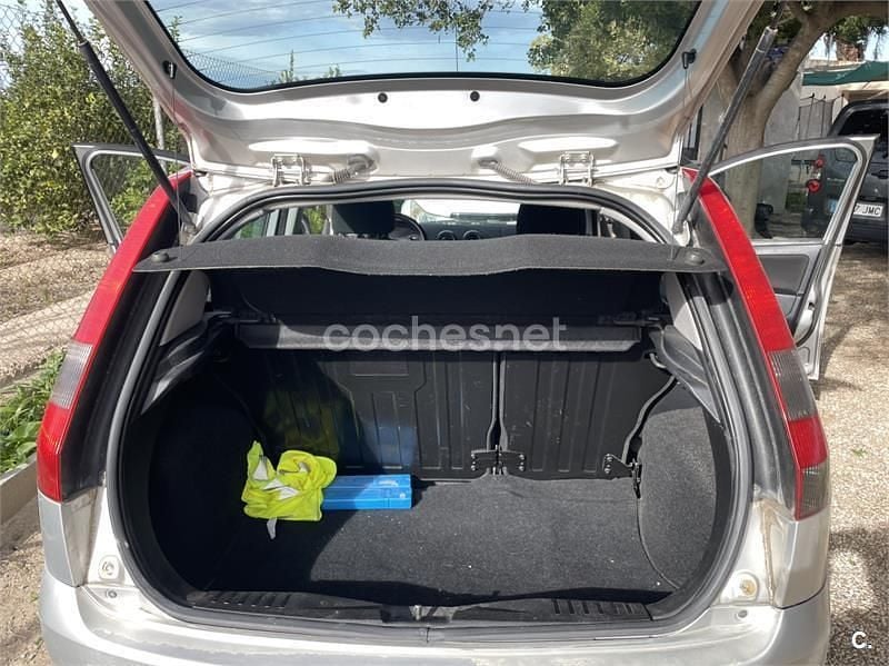 Usado Ford Fiesta Ghia 80 CV (58 kW) 2004 Gris / plata Utilitario