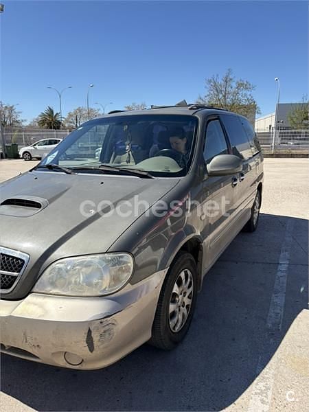 Usado Kia Carnival EX 144 CV (105 kW) 2004 Gris / plata Monovolumen