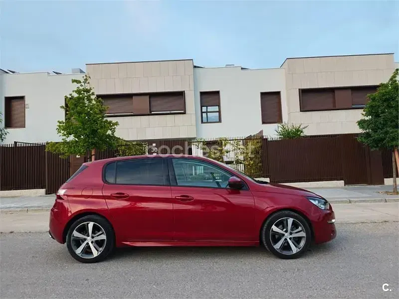 Usado Peugeot 308 Allure 120 CV (88 kW) 2017 Rojo Berlina