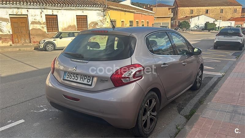 Usado Peugeot 208 Allure 92 CV (67 kW) 2013 Beige Utilitario