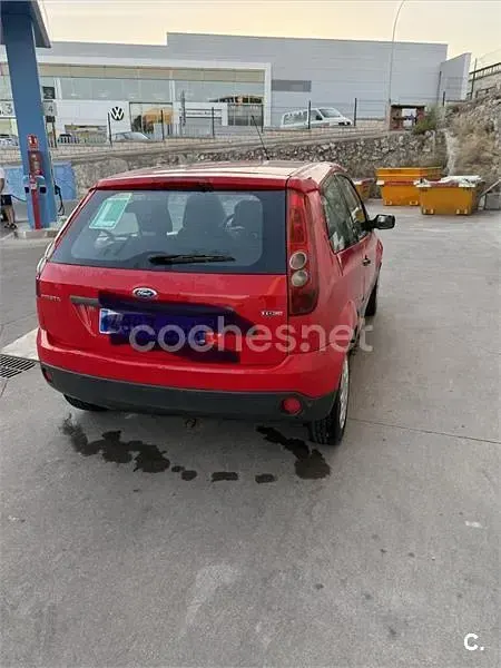 Usado Ford Fiesta Ambiente 68 CV (50 kW) 2008 Rojo Utilitario