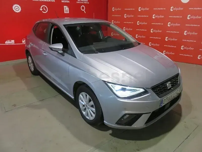 Usado Seat Ibiza Style Plus 110 CV (80 kW) 2022 Gris / plata Utilitario