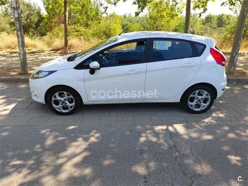 Usado Ford Fiesta Trend 70 CV (51 kW) 2012 Blanco Berlina