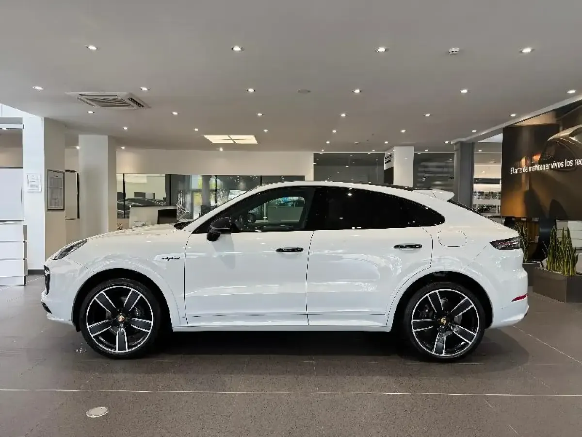 Usado Porsche Cayenne E-Hybrid Coupe Platinum Edition 462 CV (339 kW) 2023 Blanco SUV