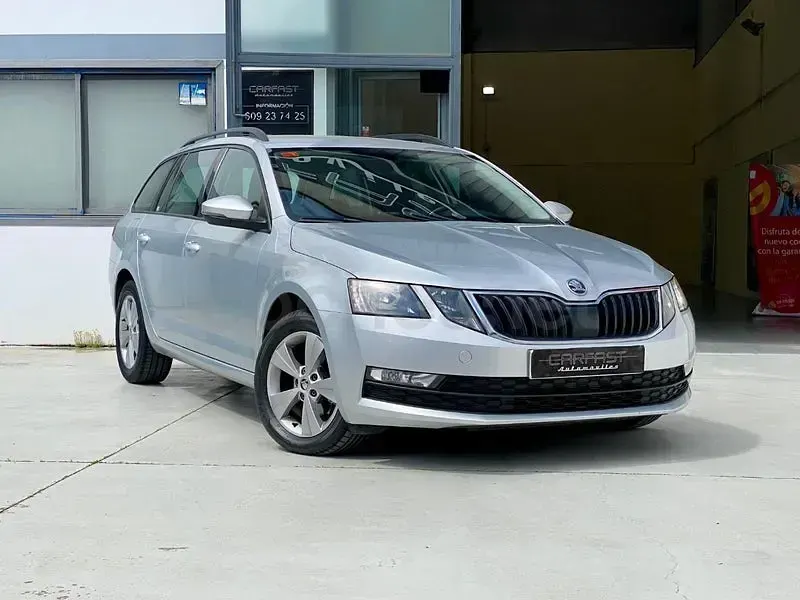 Usado Skoda Octavia Ambition 115 CV (84 kW) 2019 Gris / plata Familiar