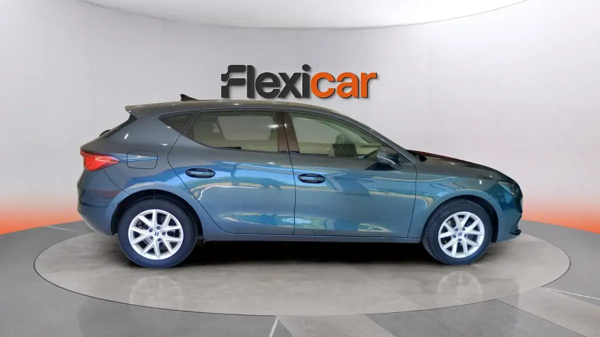 Usado Seat Leon Style 131 CV (96 kW) 2023 Gris Berlina