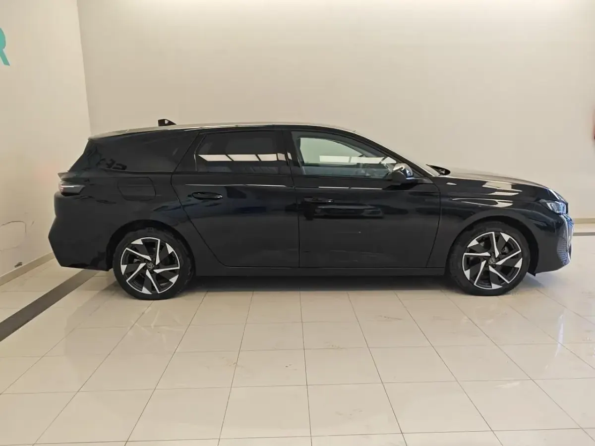 Begagnad Peugeot 308 SW Allure 131 HK (96 kW) 2024 Svart Kombi