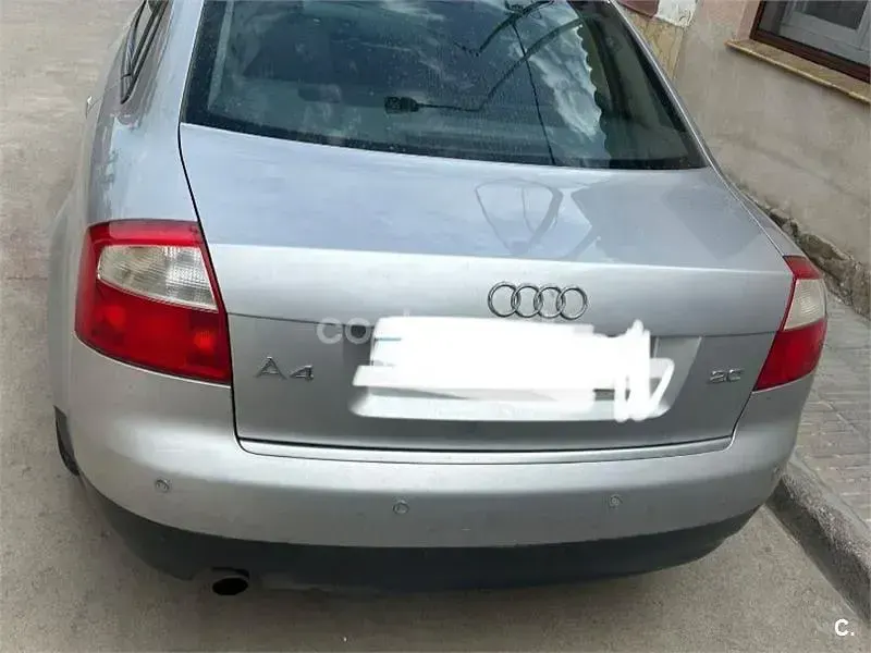 Usado Audi A4 130 CV (95 kW) 2001 Gris / plata Berlina