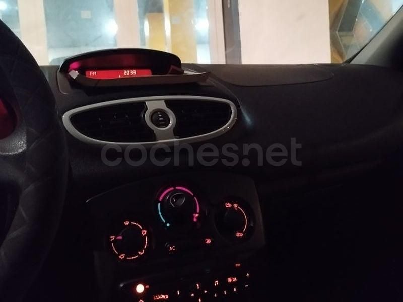 Usado Renault Clio IV 75 CV (55 kW) 2012 Blanco Berlina