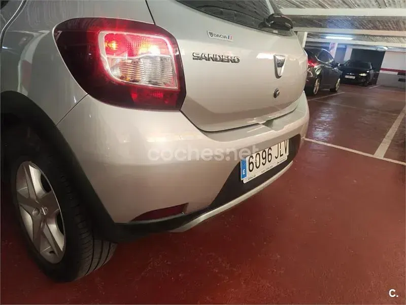 Usado Dacia Sandero Stepway 90 CV (66 kW) 2016 Gris / plata Berlina