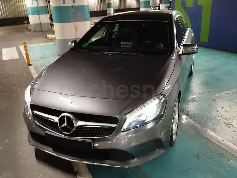 Usado Mercedes A180 109 CV (80 kW) 2017 Gris / plata Utilitario