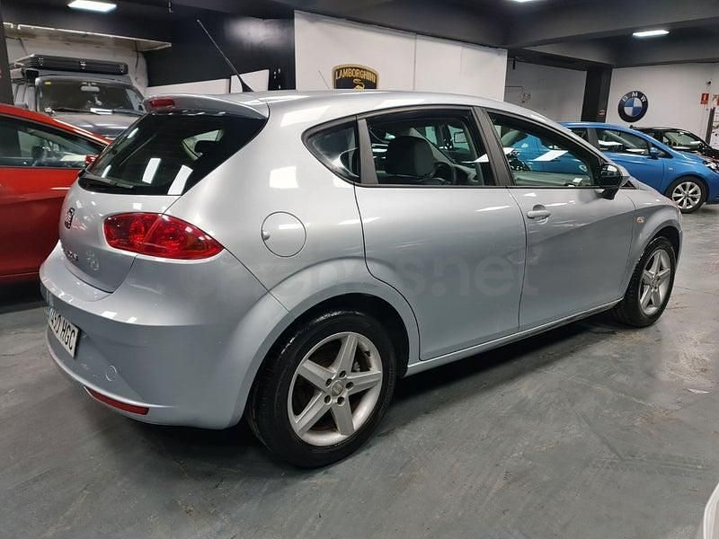 Usado Seat Leon Reference 105 CV (77 kW) 2011 Gris / plata Berlina