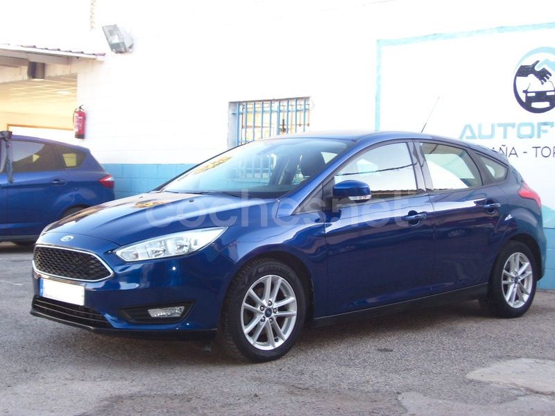 Usado Ford Focus Trend 125 CV (91 kW) 2017 Azul Berlina