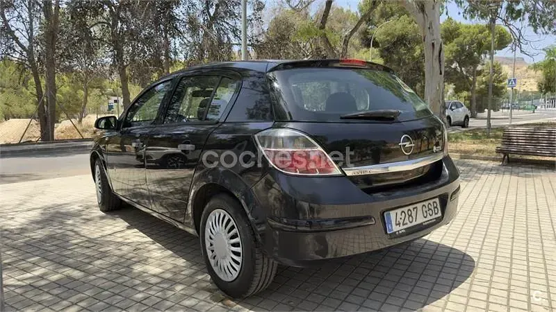 Usado Opel Astra Essentia 90 CV (66 kW) 2009 Negro Berlina