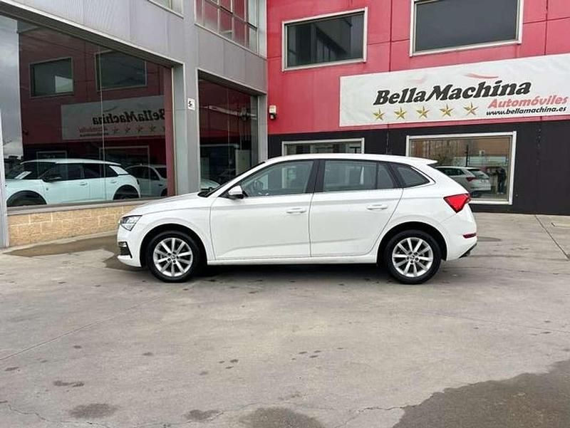 Usado Skoda Scala Ambition 110 CV (80 kW) 2021 Blanco Utilitario