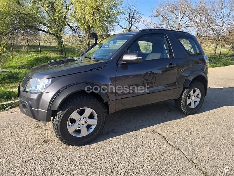 Usado Suzuki Grand Vitara 106 CV (77 kW) 2011 Gris / plata SUV