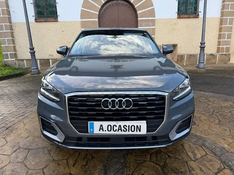 Usado Audi Q2 Design 116 CV (85 kW) 2020 Gris / plata SUV