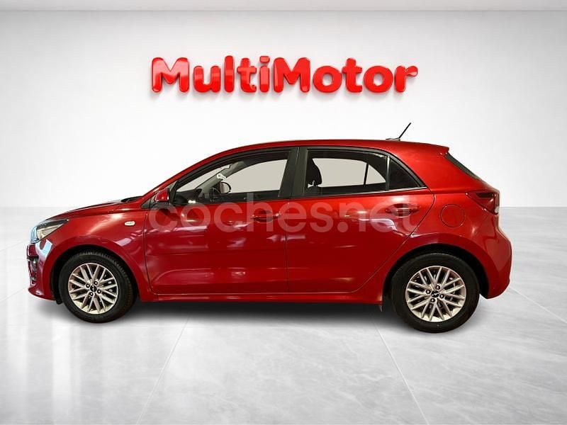 Usado Kia Rio 84 CV (61 kW) 2022 Rojo Berlina