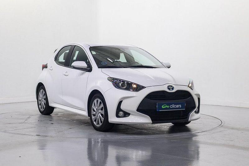 Usado Toyota Yaris Hybrid Active 116 CV (85 kW) 2023 Blanco Berlina