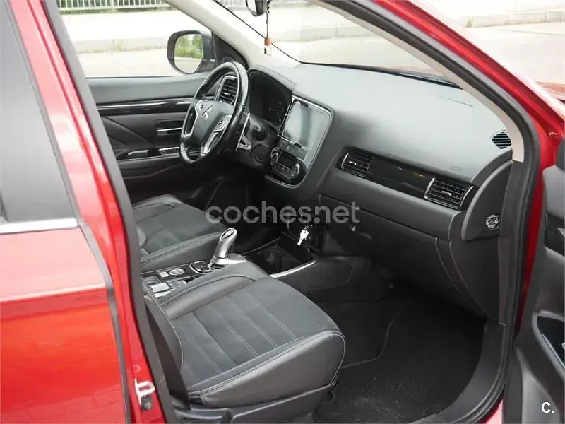 Usado Mitsubishi Outlander P-HEV 203 CV (149 kW) 2017 Rojo SUV