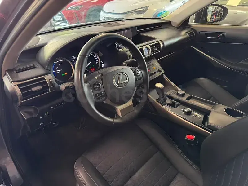 Usado Lexus IS300h Executive Line 223 CV (164 kW) 2014 Gris / plata Berlina