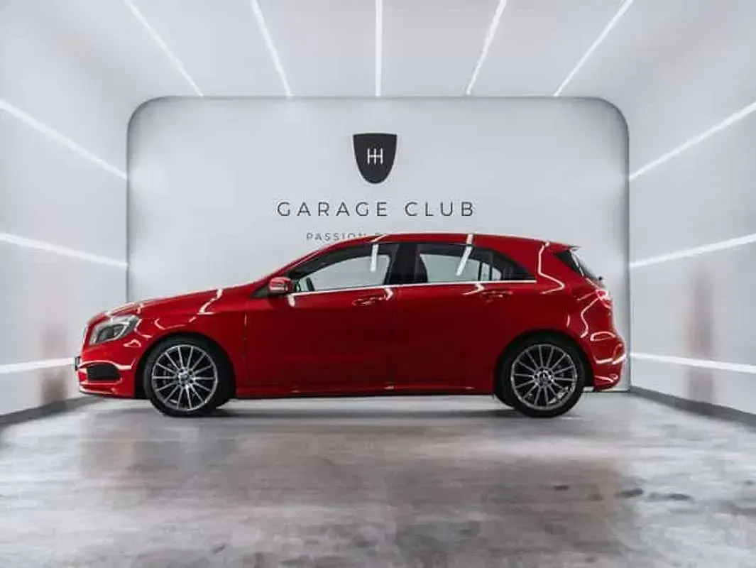 Usado Mercedes A180 AMG line 109 CV (80 kW) 2015 Rojo Utilitario