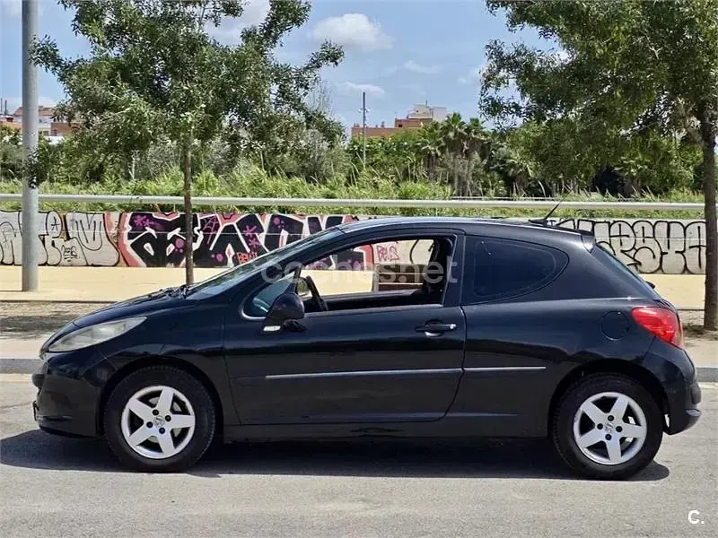 Usado Peugeot 207 90 CV (66 kW) 2006 Negro Berlina