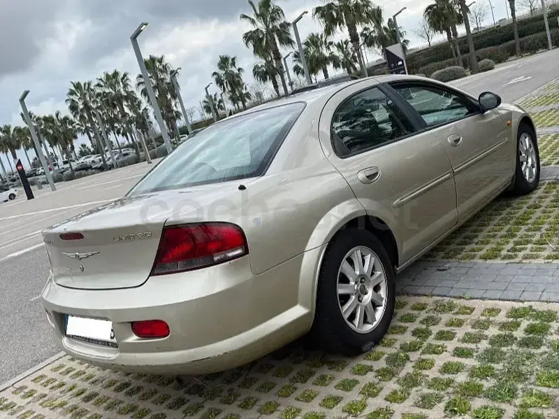 Usado Chrysler Sebring Limited 141 CV (103 kW) 2005 Beige Berlina