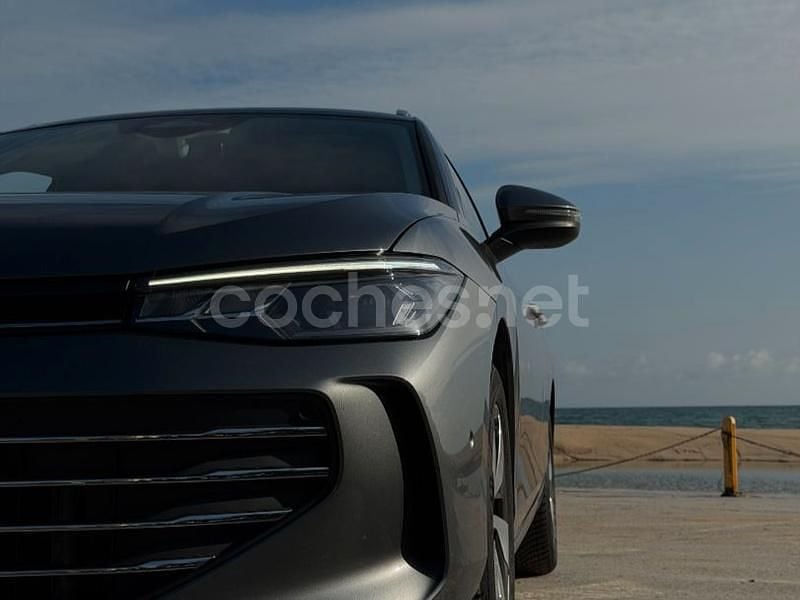 Usado VW Passat Business 150 CV (110 kW) 2024 Gris / plata Familiar