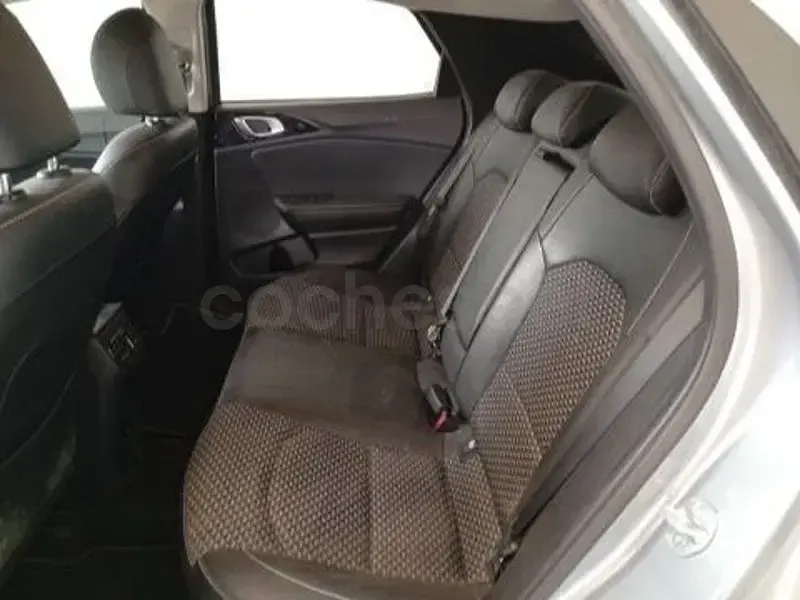 Usado Kia XCeed 136 CV (100 kW) 2024 Gris / plata SUV