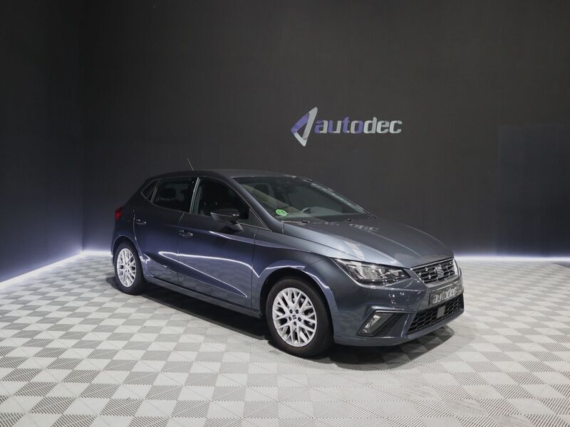 Gris / plata Usado 2023 Seat Ibiza FR Berlina | 17.990 € (Un poco caro) - Imagen 1/4