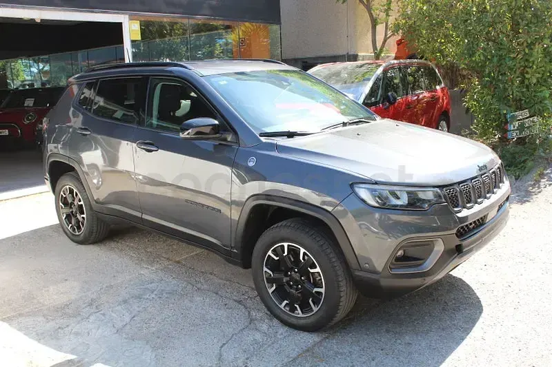 Usado Jeep Compass 240 CV (176 kW) 2023 Gris / plata SUV