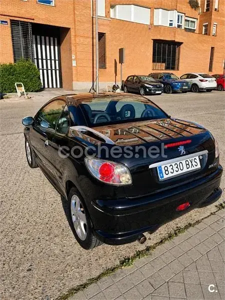 Usado Peugeot 206 110 CV (80 kW) 2002 Negro Descapotable