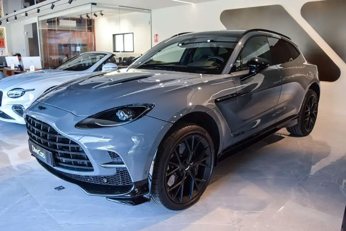 Nuevo Aston Martin DBX 551 CV (405 kW) 2026 Gris SUV