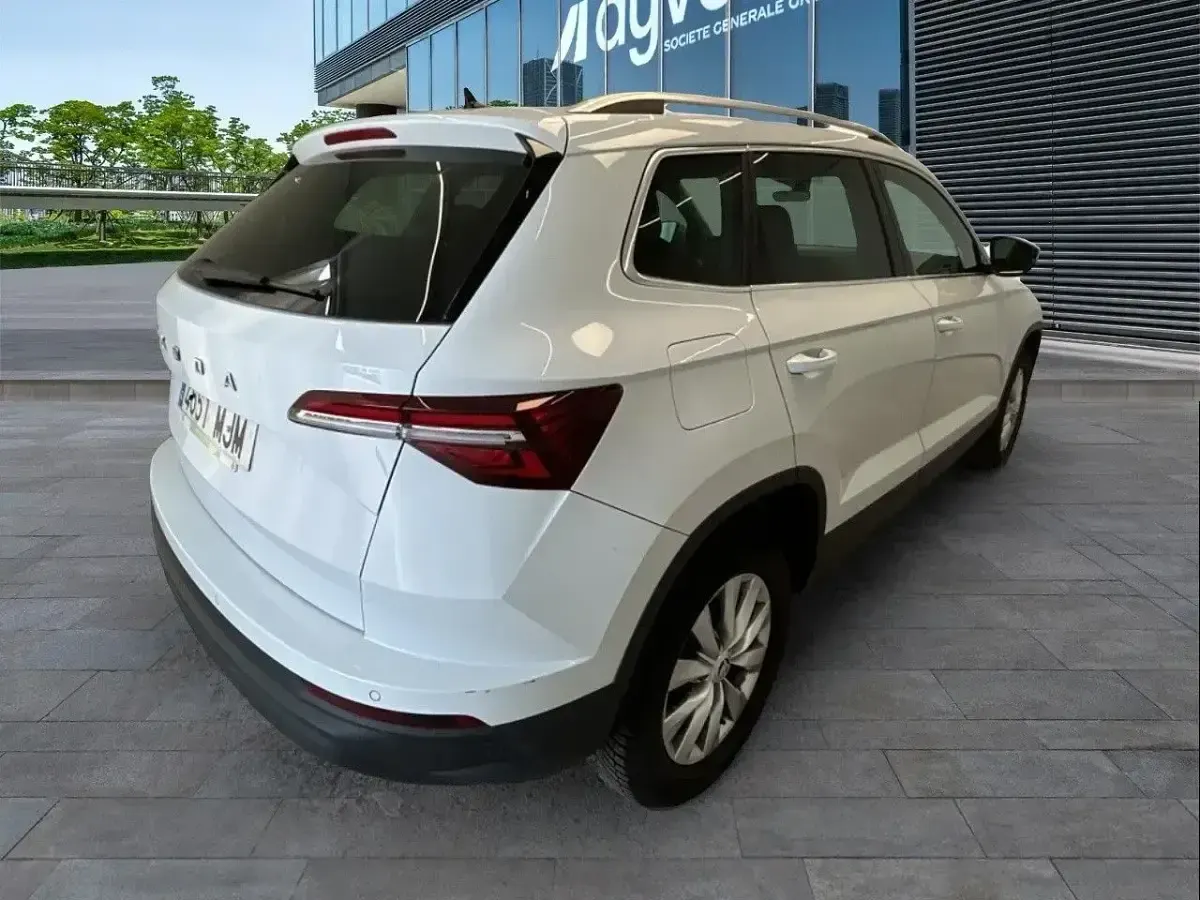 Usado Skoda Karoq Ambition 116 CV (85 kW) 2023 Blanco SUV