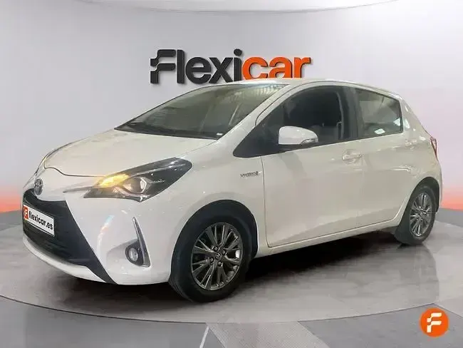 Usado Toyota Yaris Hybrid Active 100 CV (73 kW) 2019 Blanco