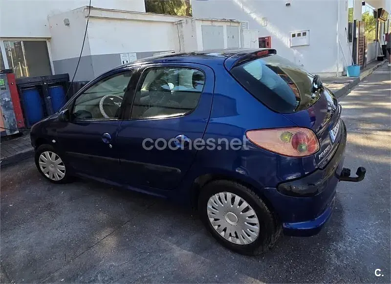 Usado Peugeot 206 70 CV (51 kW) 2004 Azul Berlina