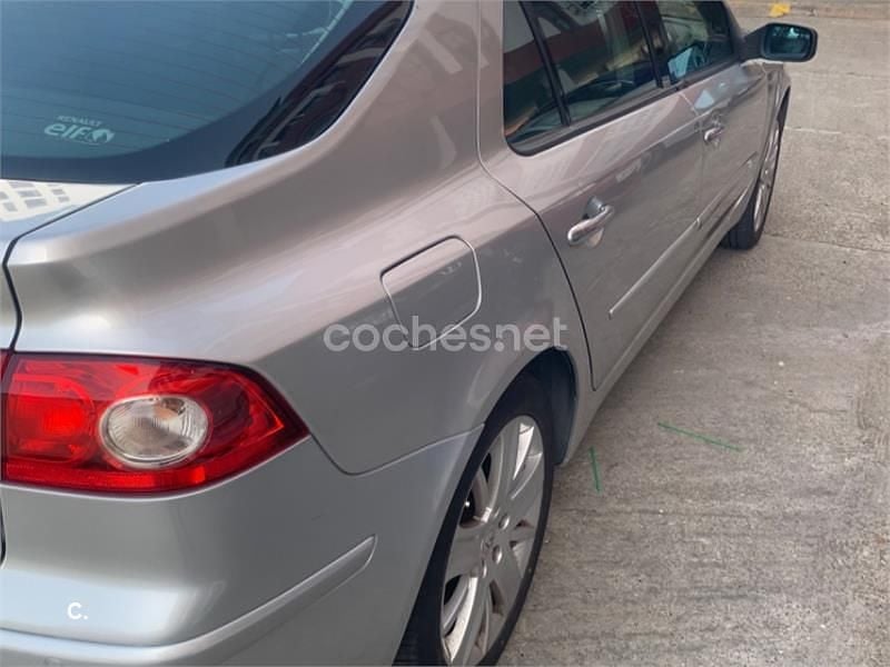 Usado Renault Laguna III Dynamique 150 CV (110 kW) 2007 Gris / plata Berlina