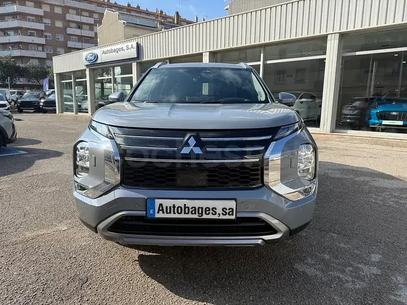 Usado Mitsubishi Outlander P-HEV 306 CV (225 kW) 2025 Gris / plata SUV
