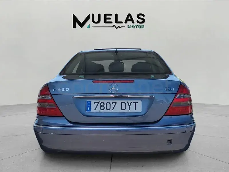Usado Mercedes E320 Elegance 224 CV (164 kW) 2006 Azul Berlina