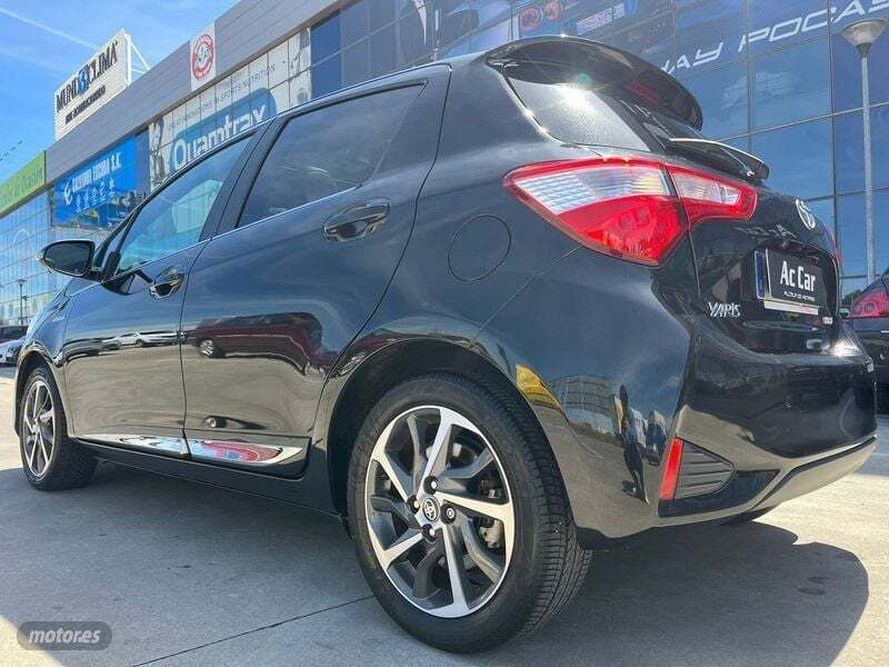 Usado Toyota Yaris Hybrid Advance 100 CV (73 kW) 2017 Negro Berlina