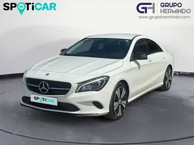Usado Mercedes CLA200 136 CV (100 kW) 2017 Blanco Coupe