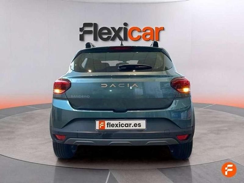 Usado Dacia Sandero Expression 101 CV (74 kW) 2023 Verde Utilitario