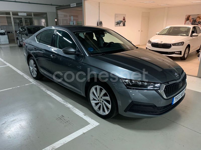 Gris / plata Usado 2022 Skoda Octavia Style Berlina | 30.990 € (Caro) - Imagen 1/4