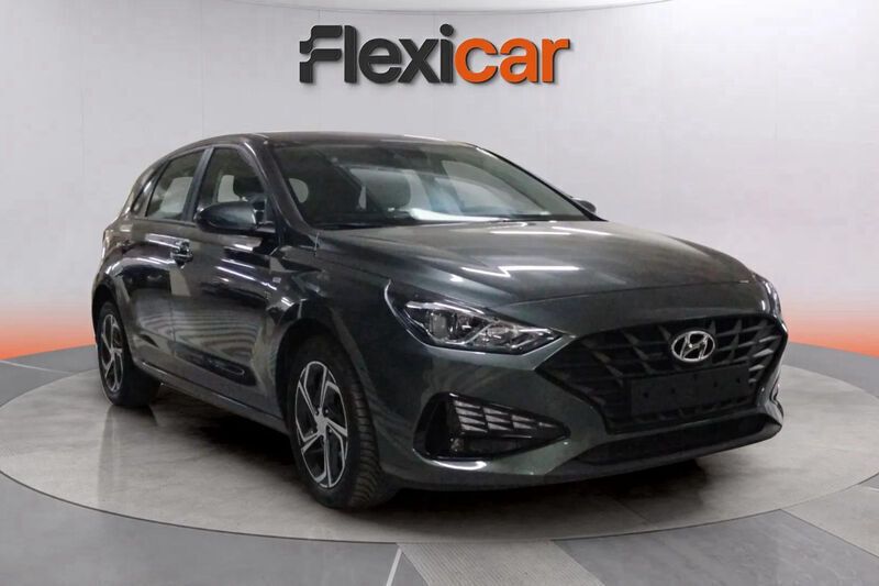 Gris Usado 2022 Hyundai i30 Berlina | 16.990 € (Precio justo) - Imagen 1/4