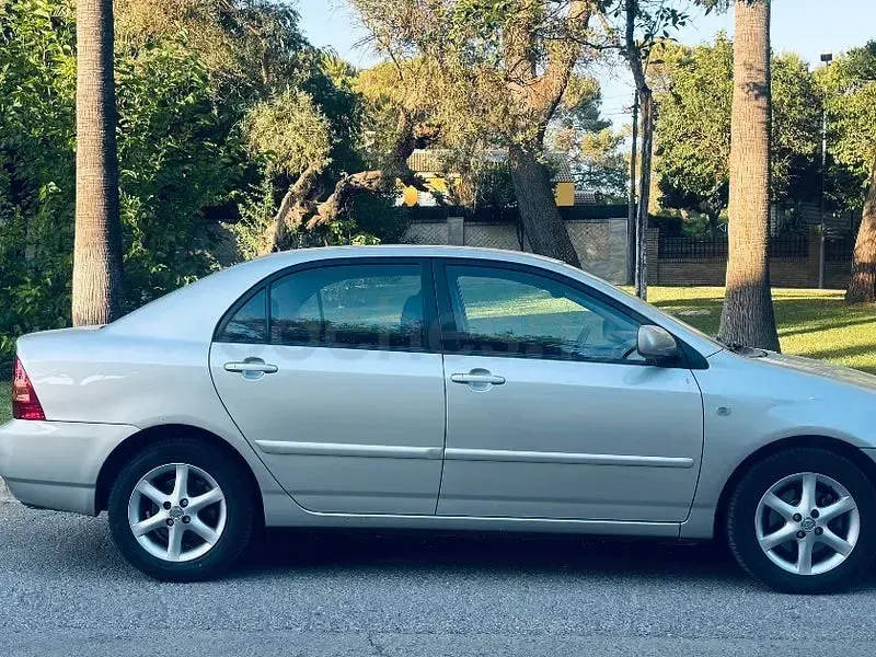 Usado Toyota Corolla Sol 116 CV (85 kW) 2005 Gris / plata Berlina
