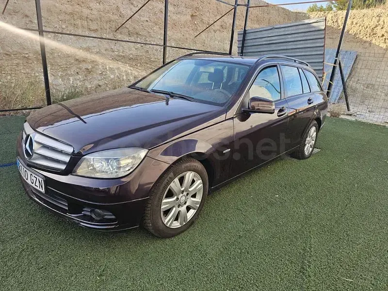 Usado Mercedes C200 136 CV (100 kW) 2010 Granate Familiar